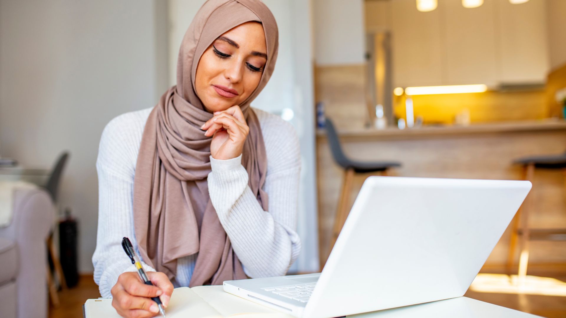 business en ligne Musulmane travaillant sur son PC